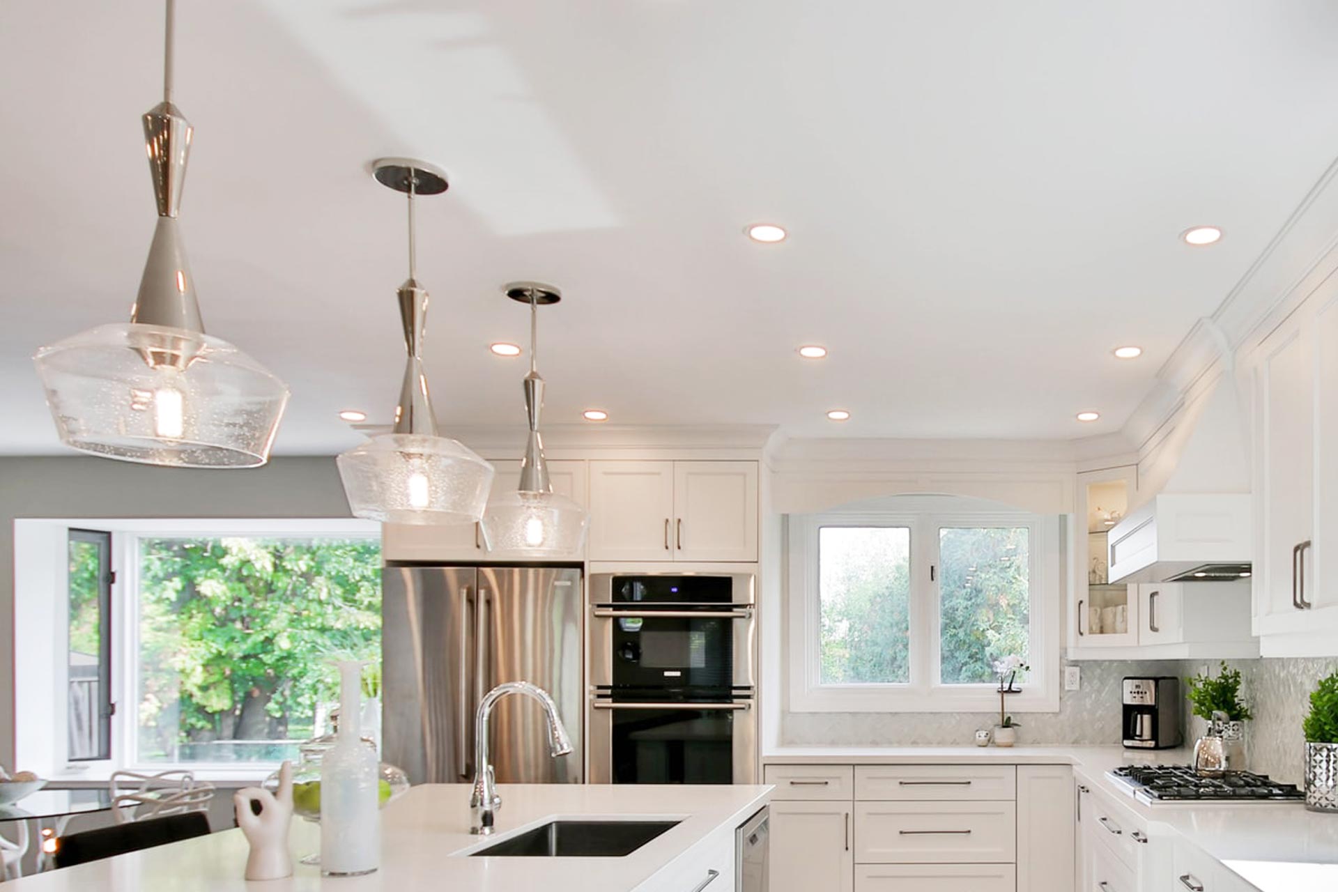 pendant lights in Hamptons style kitchen