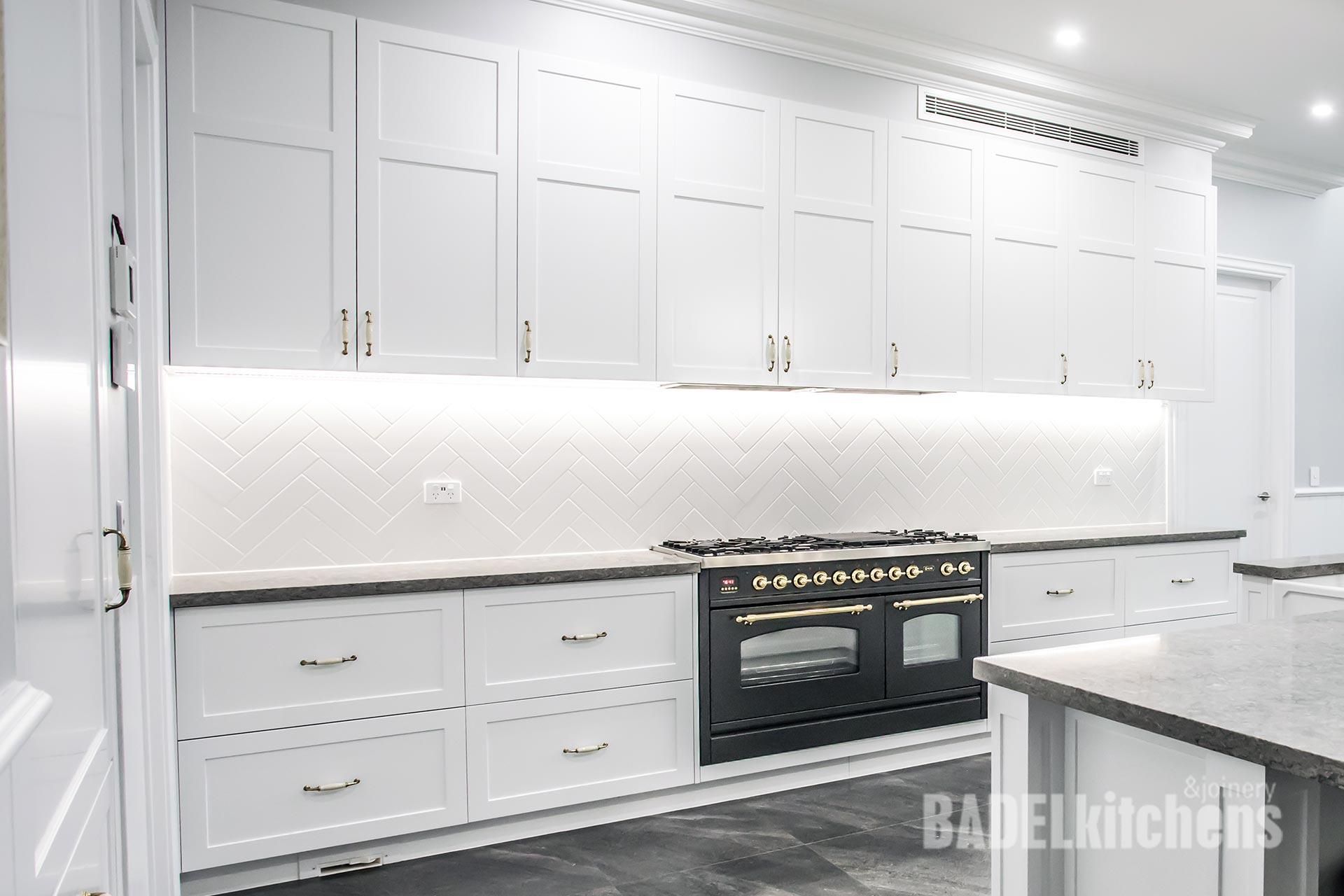 Shaker style cabinets in Hamptons style kitchen